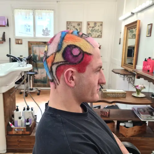 Kurzhaarschnitt mit farbigem Muster in Pink und Orange