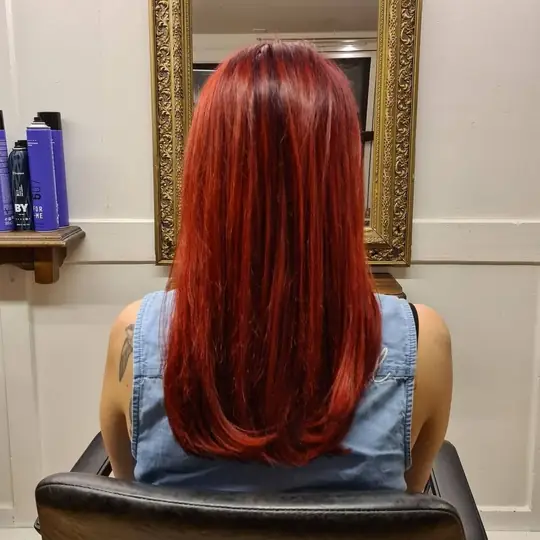Langes, glattes Haar in leuchtendem Rot