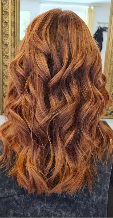 Kupferrote Locken, frisch gestylt im Salon