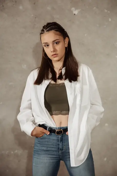 Junge Frau in weissem Hemd und Jeans